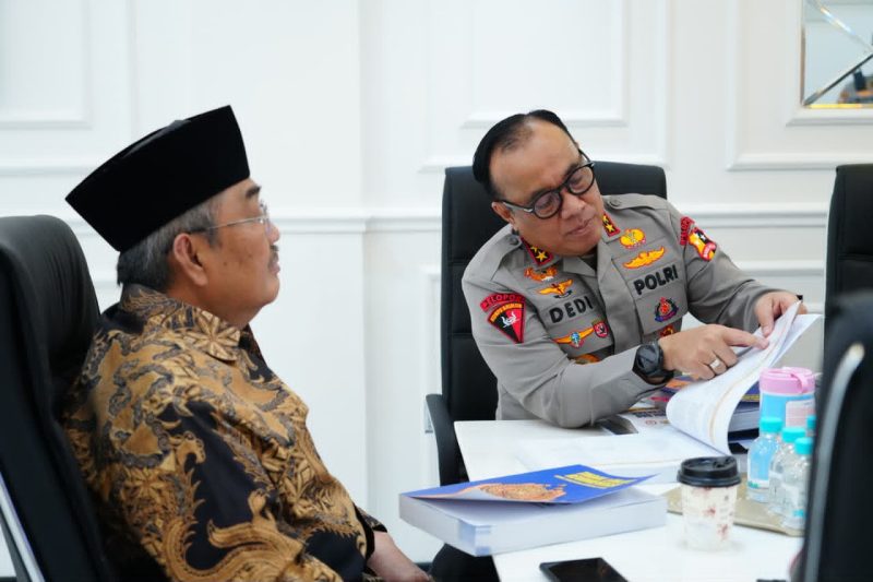 Wakapolri Komjen Pol. Prof. Dr. Dedi Prasetyo, S.H., M.Hum., M.Si., M.M. (kanan) berdiskusi bersama Prof. Dr. H. Jimly Asshiddiqie, S.H., M.H. (kiri) dalam pembahasan Police Governance.