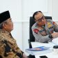 Wakapolri Komjen Pol. Prof. Dr. Dedi Prasetyo, S.H., M.Hum., M.Si., M.M. (kanan) berdiskusi bersama Prof. Dr. H. Jimly Asshiddiqie, S.H., M.H. (kiri) dalam pembahasan Police Governance.
