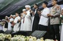 Kapolres Binjai AKBP R. Bimo Moernanda, S.I.K., M.H. (kanan) bersama para tokoh agama mengikuti doa bersama dalam kegiatan Ikhtitam Maulid Arba’in di halaman Masjid Al-Fatih, Kota Binjai.