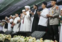 Kapolres Binjai AKBP R. Bimo Moernanda, S.I.K., M.H. (kanan) bersama para tokoh agama mengikuti doa bersama dalam kegiatan Ikhtitam Maulid Arba’in di halaman Masjid Al-Fatih, Kota Binjai.