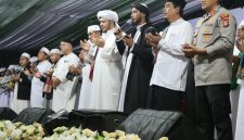 Kapolres Binjai AKBP R. Bimo Moernanda, S.I.K., M.H. (kanan) bersama para tokoh agama mengikuti doa bersama dalam kegiatan Ikhtitam Maulid Arba’in di halaman Masjid Al-Fatih, Kota Binjai.