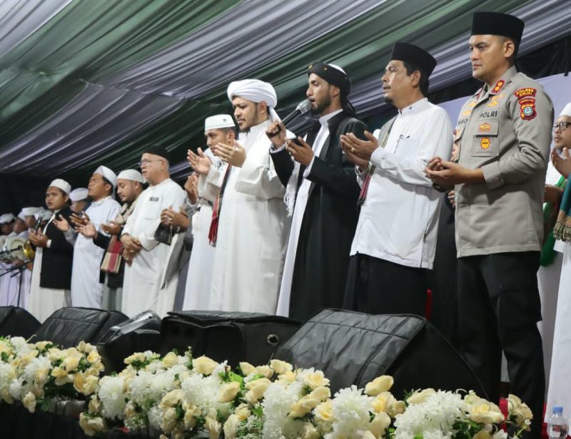 Kapolres Binjai AKBP R. Bimo Moernanda, S.I.K., M.H. (kanan) bersama para tokoh agama mengikuti doa bersama dalam kegiatan Ikhtitam Maulid Arba’in di halaman Masjid Al-Fatih, Kota Binjai.