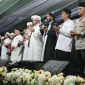 Kapolres Binjai AKBP R. Bimo Moernanda, S.I.K., M.H. (kanan) bersama para tokoh agama mengikuti doa bersama dalam kegiatan Ikhtitam Maulid Arba’in di halaman Masjid Al-Fatih, Kota Binjai.