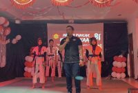 Ketua Satlat Kutabumi (Kodrat Kota Tangerang) memberikan sambutan di hadapan peserta Malam Puncak HUT RI ke-81 di Bale Warga Blok D Planet Taman Kutabumi.