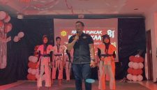 Ketua Satlat Kutabumi (Kodrat Kota Tangerang) memberikan sambutan di hadapan peserta Malam Puncak HUT RI ke-81 di Bale Warga Blok D Planet Taman Kutabumi.