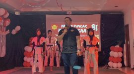 Ketua Satlat Kutabumi (Kodrat Kota Tangerang) memberikan sambutan di hadapan peserta Malam Puncak HUT RI ke-81 di Bale Warga Blok D Planet Taman Kutabumi.