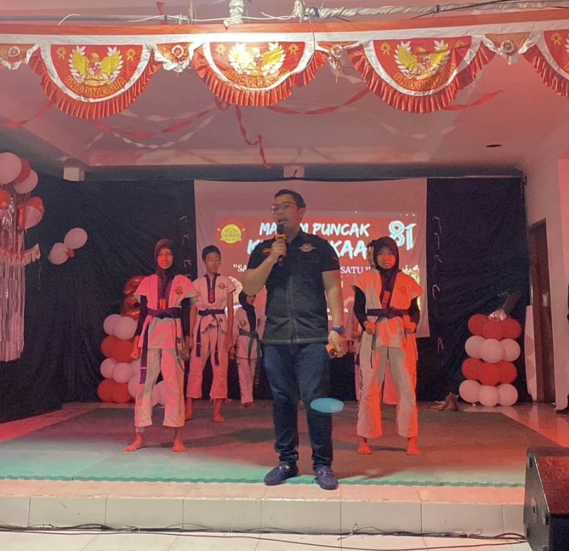 Ketua Satlat Kutabumi (Kodrat Kota Tangerang) memberikan sambutan di hadapan peserta Malam Puncak HUT RI ke-81 di Bale Warga Blok D Planet Taman Kutabumi.