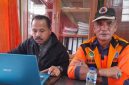 Kepala Pelaksana BPBD Ngada, Emanuel Kora (kanan) didampingi Koordinator Bidang Distribusi, Gerardus Reo (kiri)