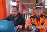 Kepala Pelaksana BPBD Ngada, Emanuel Kora (kanan) didampingi Koordinator Bidang Distribusi, Gerardus Reo (kiri)