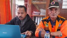 Kepala Pelaksana BPBD Ngada, Emanuel Kora (kanan) didampingi Koordinator Bidang Distribusi, Gerardus Reo (kiri)