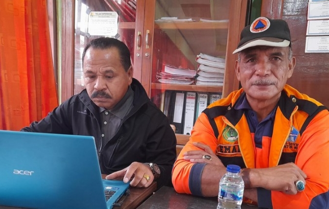 Kepala Pelaksana BPBD Ngada, Emanuel Kora (kanan) didampingi Koordinator Bidang Distribusi, Gerardus Reo (kiri)