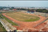Stadion Benteng Tangerang terlihat dari udara dengan kondisi kawasan dan tribun stadion pada masa sebelum revitalisasi.