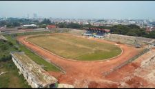Stadion Benteng Tangerang terlihat dari udara dengan kondisi kawasan dan tribun stadion pada masa sebelum revitalisasi.