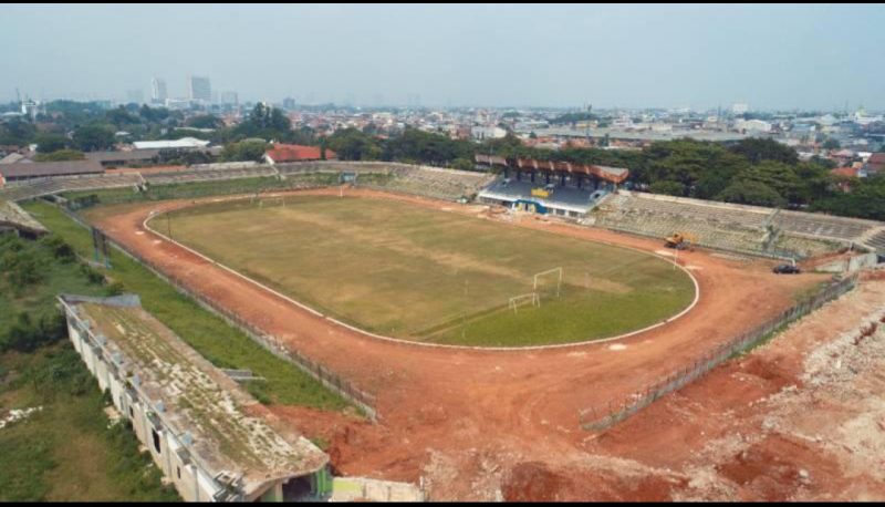 Stadion Benteng Tangerang terlihat dari udara dengan kondisi kawasan dan tribun stadion pada masa sebelum revitalisasi.
