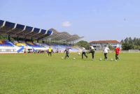 Sejumlah peserta mengikuti aktivitas sepak bola di lapangan Stadion Benteng Tangerang dengan latar tribun stadion yang telah direvitalisasi.