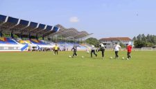 Sejumlah peserta mengikuti aktivitas sepak bola di lapangan Stadion Benteng Tangerang dengan latar tribun stadion yang telah direvitalisasi.