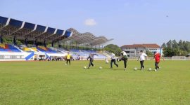 Sejumlah peserta mengikuti aktivitas sepak bola di lapangan Stadion Benteng Tangerang dengan latar tribun stadion yang telah direvitalisasi.