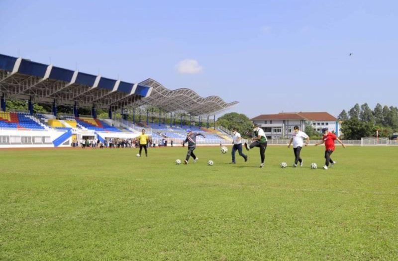 Sejumlah peserta mengikuti aktivitas sepak bola di lapangan Stadion Benteng Tangerang dengan latar tribun stadion yang telah direvitalisasi.