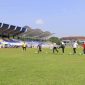 Sejumlah peserta mengikuti aktivitas sepak bola di lapangan Stadion Benteng Tangerang dengan latar tribun stadion yang telah direvitalisasi.