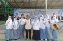Siswa-siswi kontingen MAS Nurul Falah Sepatan foto bersama guru pendamping di lokasi pelaksanaan Olimpiade Madrasah Indonesia (OMI) 2026 tingkat Kabupaten Tangerang. (Dok. Istimewa). 