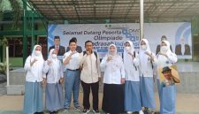 Siswa-siswi kontingen MAS Nurul Falah Sepatan foto bersama guru pendamping di lokasi pelaksanaan Olimpiade Madrasah Indonesia (OMI) 2026 tingkat Kabupaten Tangerang. (Dok. Istimewa).