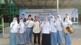 Siswa-siswi kontingen MAS Nurul Falah Sepatan foto bersama guru pendamping di lokasi pelaksanaan Olimpiade Madrasah Indonesia (OMI) 2026 tingkat Kabupaten Tangerang. (Dok. Istimewa). 