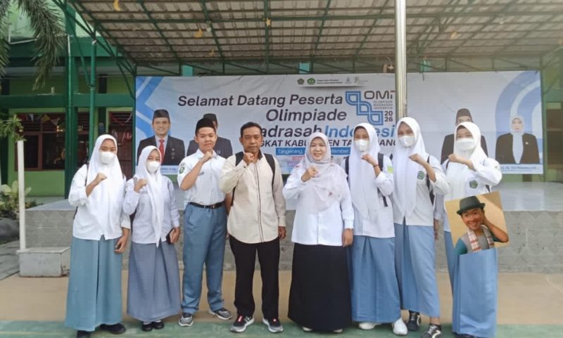 Siswa-siswi kontingen MAS Nurul Falah Sepatan foto bersama guru pendamping di lokasi pelaksanaan Olimpiade Madrasah Indonesia (OMI) 2026 tingkat Kabupaten Tangerang. (Dok. Istimewa). 