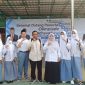 Siswa-siswi kontingen MAS Nurul Falah Sepatan foto bersama guru pendamping di lokasi pelaksanaan Olimpiade Madrasah Indonesia (OMI) 2026 tingkat Kabupaten Tangerang. (Dok. Istimewa). 