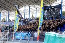 Suporter memberikan dukungan kepada tim kesayangannya saat laga final Liga Santri Wali Kota Cup 2026 di Stadion Benteng Reborn, Kota Tangerang, Jumat (18/9/2026).