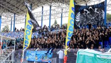Suporter memberikan dukungan kepada tim kesayangannya saat laga final Liga Santri Wali Kota Cup 2026 di Stadion Benteng Reborn, Kota Tangerang, Jumat (18/9/2026).