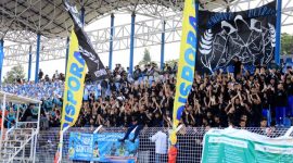 Suporter memberikan dukungan kepada tim kesayangannya saat laga final Liga Santri Wali Kota Cup 2026 di Stadion Benteng Reborn, Kota Tangerang, Jumat (18/9/2026).
