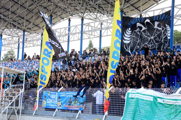 Suporter memberikan dukungan kepada tim kesayangannya saat laga final Liga Santri Wali Kota Cup 2026 di Stadion Benteng Reborn, Kota Tangerang, Jumat (18/9/2026).