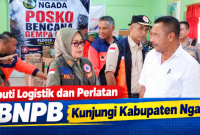 Deputi Bidang Logistik dan Peralatan BNPB, Dra. Andi Eviana, M.Si didampingi Wakil Bupati Ngada, Bernadinus Dhey Ngebu ketika Memantau Ketersediaan Logistik di Gudang. (Foto: Elfrat Frans Dhena)