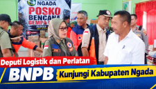 Deputi Bidang Logistik dan Peralatan BNPB, Dra. Andi Eviana, M.Si didampingi Wakil Bupati Ngada, Bernadinus Dhey Ngebu ketika Memantau Ketersediaan Logistik di Gudang. (Foto: Elfrat Frans Dhena)