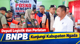Deputi Bidang Logistik dan Peralatan BNPB, Dra. Andi Eviana, M.Si didampingi Wakil Bupati Ngada, Bernadinus Dhey Ngebu ketika Memantau Ketersediaan Logistik di Gudang. (Foto: Elfrat Frans Dhena)