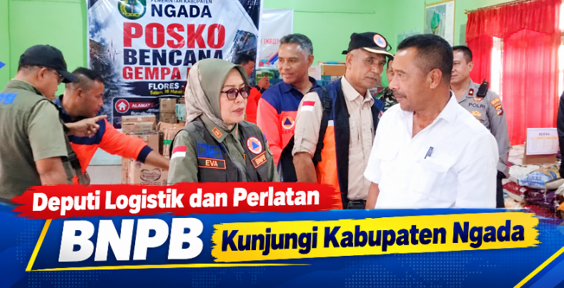 Deputi Bidang Logistik dan Peralatan BNPB, Dra. Andi Eviana, M.Si didampingi Wakil Bupati Ngada, Bernadinus Dhey Ngebu ketika Memantau Ketersediaan Logistik di Gudang. (Foto: Elfrat Frans Dhena)