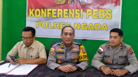 Kapolres Ngada, AKBP Dr. Gede Harimbawa, S.E., S.H., M.H., M.I.Kom (tengah) didampingi Kasat Reskrim Polres Ngada, Iptu Anselmus Leza (kiri) dan Kasi Humas Polres Ngada, Ipda Benediktus Rusdini Pissort (kanan). (Foto: Elfrat Frans Dhena)
