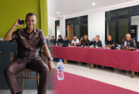 Ketua Fraksi Amanat-Demokrat Yohanes Donbosko Ponong,S.Pd sedang menyampaikan beberapa hal sehubungan dengan gempa bumi. (Foto: Elfrat Frans Dhena)