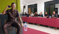 Ketua Fraksi Amanat-Demokrat Yohanes Donbosko Ponong,S.Pd sedang menyampaikan beberapa hal sehubungan dengan gempa bumi. (Foto: Elfrat Frans Dhena)