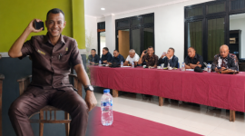 Ketua Fraksi Amanat-Demokrat Yohanes Donbosko Ponong,S.Pd sedang menyampaikan beberapa hal sehubungan dengan gempa bumi. (Foto: Elfrat Frans Dhena)