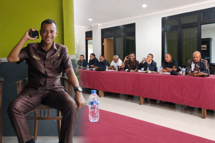Ketua Fraksi Amanat-Demokrat Yohanes Donbosko Ponong,S.Pd sedang menyampaikan beberapa hal sehubungan dengan gempa bumi. (Foto: Elfrat Frans Dhena)