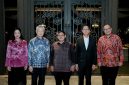(ki-ka) Meliza M. Rusli, Direktur Utama Permata Bank; Chartsiri Sophonpanich, President of Bangkok Bank dan Komisaris Utama Permata Bank; Hari Prabowo, Duta Besar Indonesia untuk Tailan; Prapan Disyatat, Duta Besar Tailan untuk Indonesia; Santo Darmosumarto, Direktur Jenderal Asia Pasifik dan Afrika (Dirjen Aspasaf) Kementerian Luar Negeri Republik Indonesia Dalam Agenda Business Matching Para Pelaku Usaha Tailan dan Indonesia di Jakarta Bersama Bangkok Bank dan Permata Bank (Dokumentasi Kedutaan Besar Republik Indonesia Bangkok).