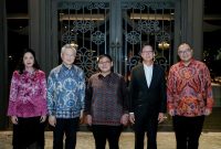 (ki-ka) Meliza M. Rusli, Direktur Utama Permata Bank; Chartsiri Sophonpanich, President of Bangkok Bank dan Komisaris Utama Permata Bank; Hari Prabowo, Duta Besar Indonesia untuk Tailan; Prapan Disyatat, Duta Besar Tailan untuk Indonesia; Santo Darmosumarto, Direktur Jenderal Asia Pasifik dan Afrika (Dirjen Aspasaf) Kementerian Luar Negeri Republik Indonesia Dalam Agenda Business Matching Para Pelaku Usaha Tailan dan Indonesia di Jakarta Bersama Bangkok Bank dan Permata Bank (Dokumentasi Kedutaan Besar Republik Indonesia Bangkok).