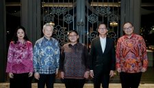 (ki-ka) Meliza M. Rusli, Direktur Utama Permata Bank; Chartsiri Sophonpanich, President of Bangkok Bank dan Komisaris Utama Permata Bank; Hari Prabowo, Duta Besar Indonesia untuk Tailan; Prapan Disyatat, Duta Besar Tailan untuk Indonesia; Santo Darmosumarto, Direktur Jenderal Asia Pasifik dan Afrika (Dirjen Aspasaf) Kementerian Luar Negeri Republik Indonesia Dalam Agenda Business Matching Para Pelaku Usaha Tailan dan Indonesia di Jakarta Bersama Bangkok Bank dan Permata Bank (Dokumentasi Kedutaan Besar Republik Indonesia Bangkok).