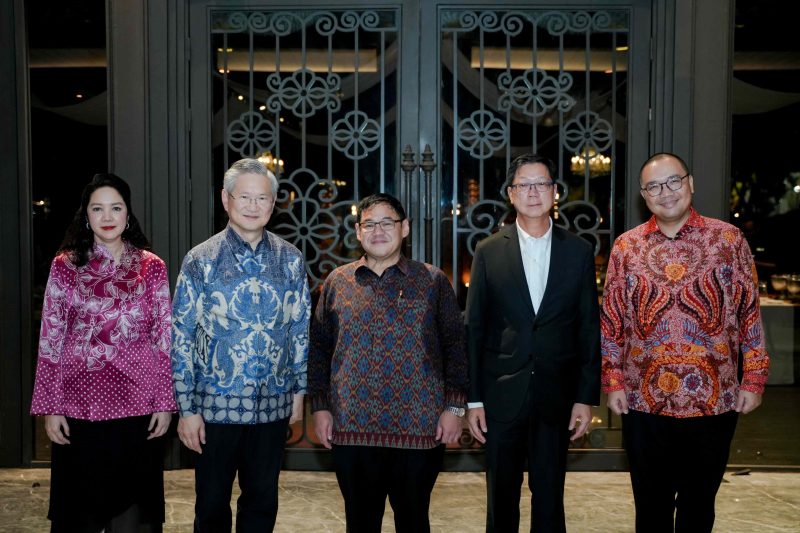 (ki-ka) Meliza M. Rusli, Direktur Utama Permata Bank; Chartsiri Sophonpanich, President of Bangkok Bank dan Komisaris Utama Permata Bank; Hari Prabowo, Duta Besar Indonesia untuk Tailan; Prapan Disyatat, Duta Besar Tailan untuk Indonesia; Santo Darmosumarto, Direktur Jenderal Asia Pasifik dan Afrika (Dirjen Aspasaf) Kementerian Luar Negeri Republik Indonesia Dalam Agenda Business Matching Para Pelaku Usaha Tailan dan Indonesia di Jakarta Bersama Bangkok Bank dan Permata Bank (Dokumentasi Kedutaan Besar Republik Indonesia Bangkok).