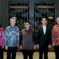 (ki-ka) Meliza M. Rusli, Direktur Utama Permata Bank; Chartsiri Sophonpanich, President of Bangkok Bank dan Komisaris Utama Permata Bank; Hari Prabowo, Duta Besar Indonesia untuk Tailan; Prapan Disyatat, Duta Besar Tailan untuk Indonesia; Santo Darmosumarto, Direktur Jenderal Asia Pasifik dan Afrika (Dirjen Aspasaf) Kementerian Luar Negeri Republik Indonesia Dalam Agenda Business Matching Para Pelaku Usaha Tailan dan Indonesia di Jakarta Bersama Bangkok Bank dan Permata Bank (Dokumentasi Kedutaan Besar Republik Indonesia Bangkok).