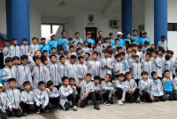Rombongan pemain Forssekot Kota Tangerang bersiap mengikuti keberangkatan menuju Purworejo untuk mengikuti turnamen sepakbola nasional.”