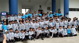Rombongan pemain Forssekot Kota Tangerang bersiap mengikuti keberangkatan menuju Purworejo untuk mengikuti turnamen sepakbola nasional.”