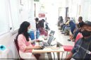 Warga menunggu antrean pelayanan kesehatan di UPT Puskesmas Kutabumi, Kecamatan Pasar Kemis, Kabupaten Tangerang.