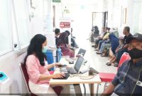 Warga menunggu antrean pelayanan kesehatan di UPT Puskesmas Kutabumi, Kecamatan Pasar Kemis, Kabupaten Tangerang.